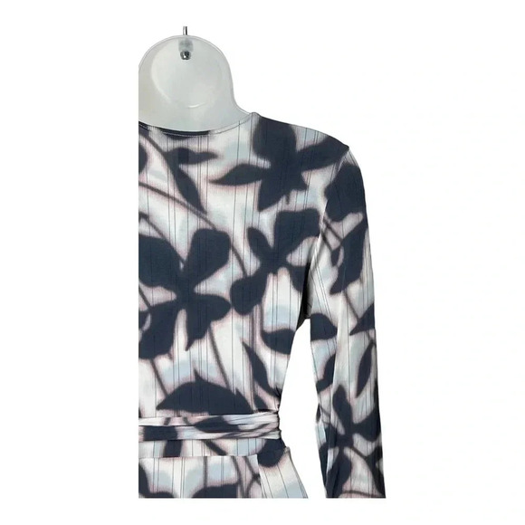 1298. BCBG MAXAZRIA WRAP DRESS WITH TIE SIZE XSMALL‎ UNIQUE PATTERN PLUNGE NECK - Picture 6 of 9